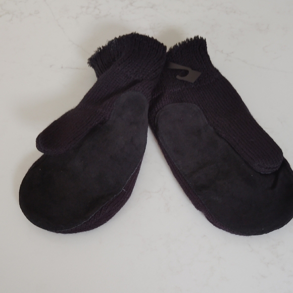 Isotoner Women's Classic Black Mittens - Picture 4 of 7